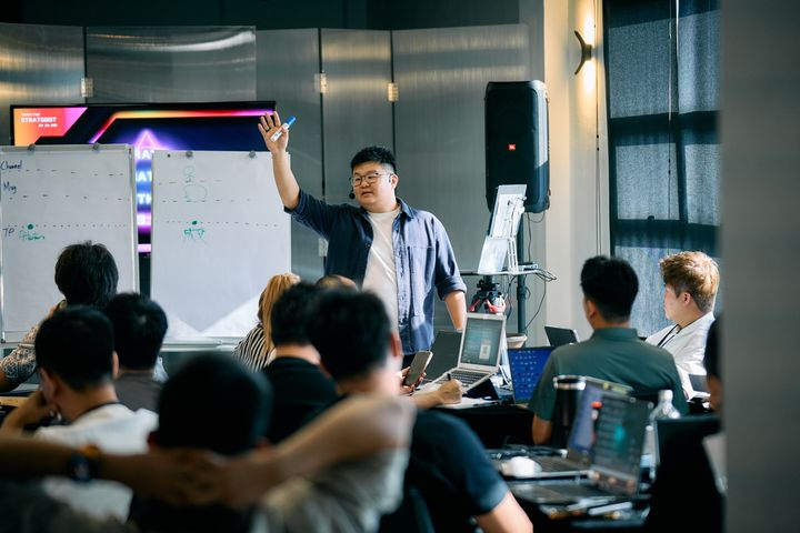 Jia Wei 在 flipchart 前带 Brand Strategy Breakthrough